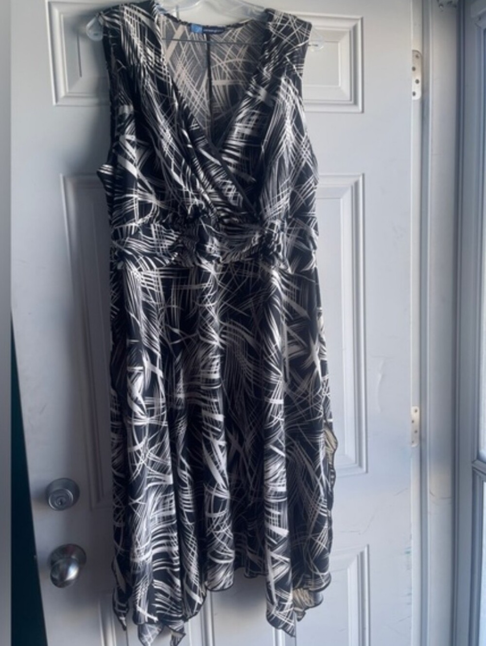 Sleeveless Black and White V-Neck Handkerchief Hem Dress - Picture 4 of 9
